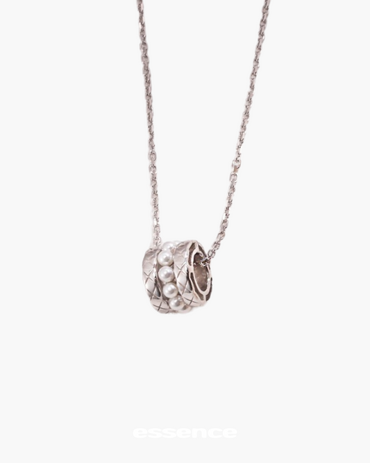 Elegant Silver Interlocking Ring Necklace - essence